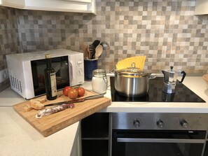 Een koelkast, een microgolfoven, een oven, een kookplaat