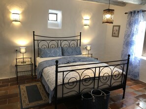3 bedrooms, in-room safe, iron/ironing board, travel cot