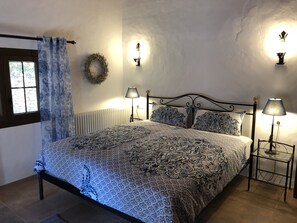 3 chambres, coffres-forts dans les chambres, fer et planche à repasser