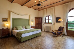 9 bedrooms, in-room safe, iron/ironing board, free WiFi