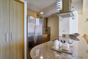 Frigorifero, microonde, forno, piano cottura