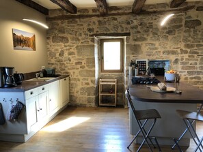 Réfrigérateur, micro-ondes, four, plaque de cuisson