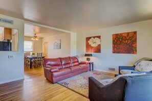 Apartment (3 Bedrooms) | Living room