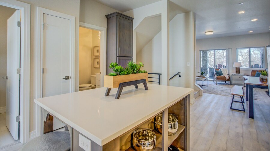 4BR Mnt Viewsmodern Urbanityrooftop Patio