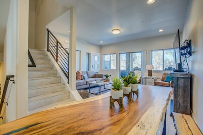 4BR Mnt Viewsmodern Urbanityrooftop Patio