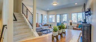 4BR Mnt Viewsmodern Urbanityrooftop Patio