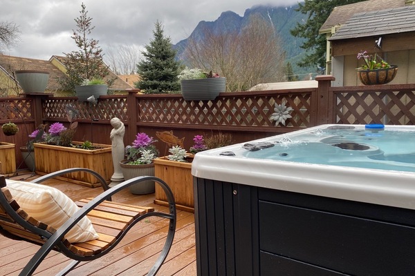 Mt Si and cottage hot tub. Suite behind fence.