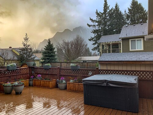 North Bend Escapes Downtown Cottage and Suite - 2 Hot Tubs, Steps to Downtown