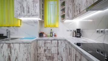 Fridge, cookware/dishes/utensils