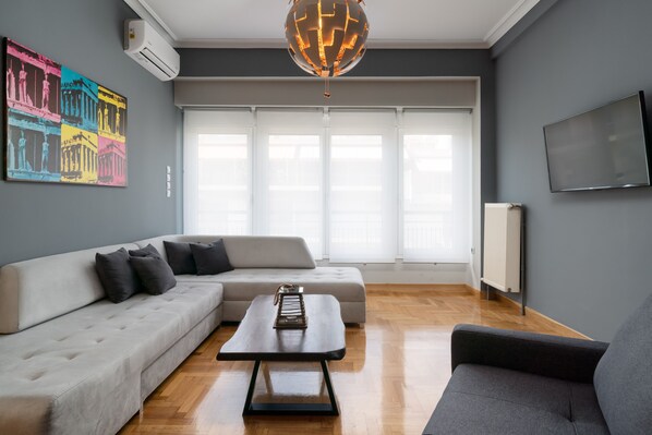 Flat-screen TV - Modern & Stylish Apt at the Heart of Athens (Athina)