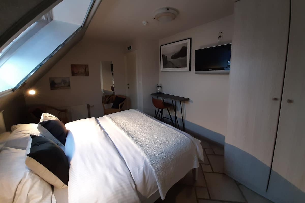 2 habitaciones, minibar, escritorio y insonorización