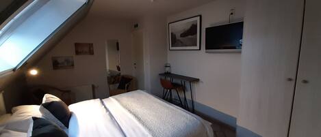 Double Room, Private Bathroom | Minibar, desk, soundproofing, cribs (free)
