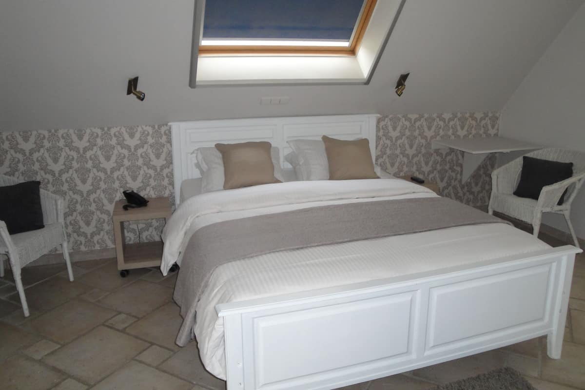 2 habitaciones, minibar, escritorio y insonorización