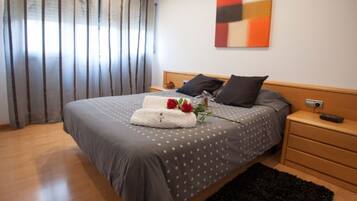 1 slaapkamer, een strijkplank/strijkijzer