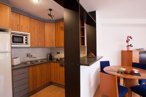 Réfrigérateur, micro-ondes, batterie de cuisine, vaisselle et ustensiles