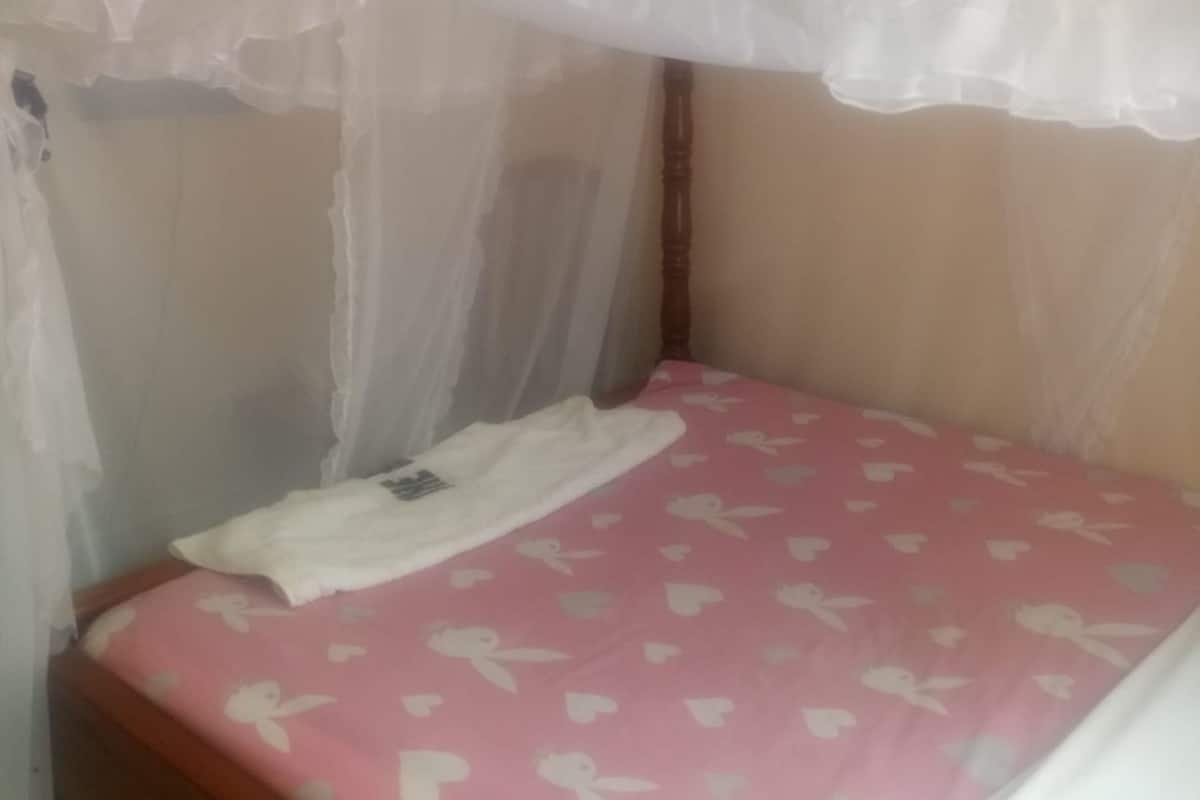 Quarto casal standard | Escrivaninha, Wi-Fi de cortesia, roupa de cama