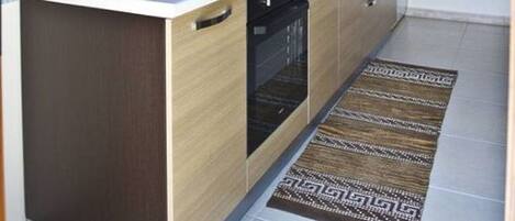 Fridge, oven, stovetop, electric kettle