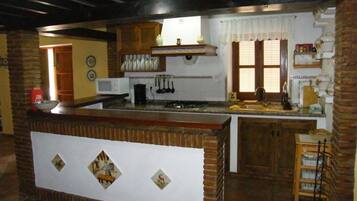 Een koelkast, een oven, een kookplaat, een koffiezetapparaat/waterkoker