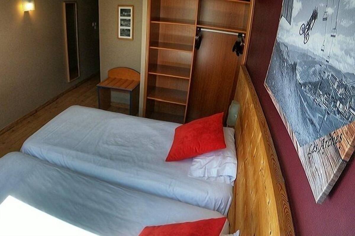Twin kamer | Een bureau, geluiddichte muren, gratis wifi, beddengoed