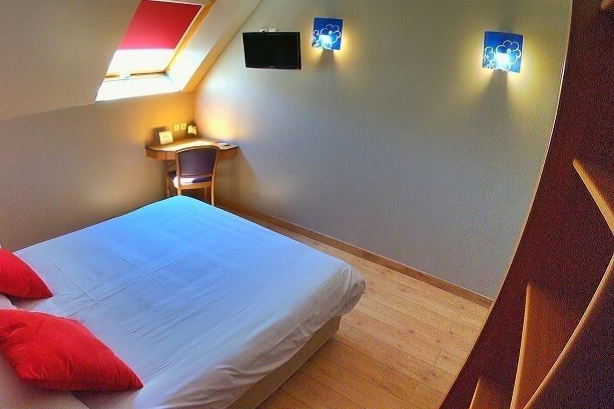 Een bureau, geluiddichte muren, gratis wifi, beddengoed