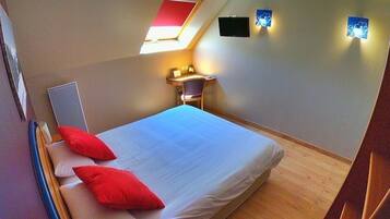 Desk, soundproofing, free WiFi, bed sheets