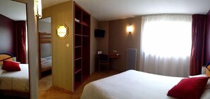 مكتب وتجهيزات عازلة للصوت وواي فاي مجانًا وملاءات أسرّة