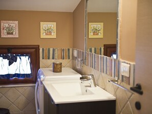 Dusche, Haartrockner, Bidet, Handtücher