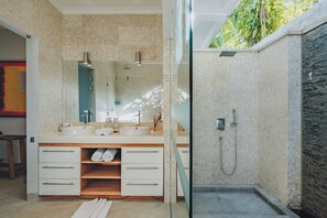 Villa de lujo, 3 habitaciones, alberca privada, vista al mar | Baño | Tina y regadera independientes y amenidades de baño gratuitas 