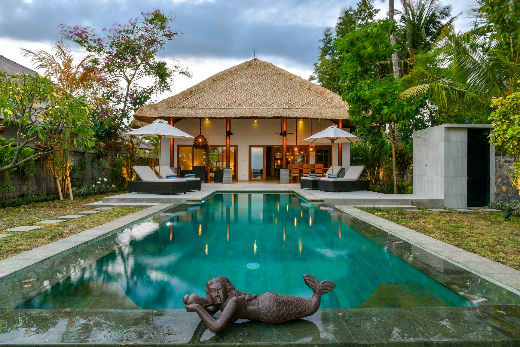 室外游泳池，提供日光浴躺椅