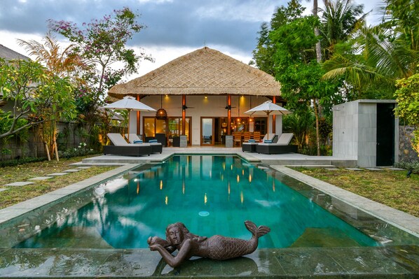 Outdoor pool, pool loungers - Villa Emerald (Seririt)