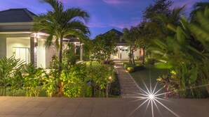 A modern house with a well-maintained garden and a pathway leading to the entrance. - Villa Saneva (Seririt)