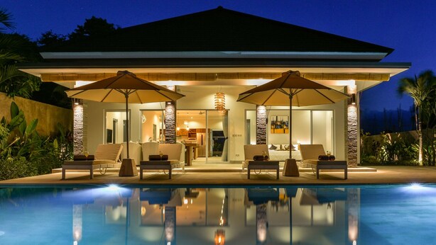 A modern house with a pool, outdoor seating, and a well-lit interior. - Villa Saneva (Seririt)