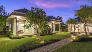 A modern house with a well-maintained lawn and a stone pathway leading to the entrance. - Villa Saneva (Seririt)