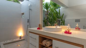 Luxury Villa, 4 Bedrooms, Private Pool, Beach View | Bilik Mandi | Tab mandi dan pancuran berasingan, pengering rambut, tuala disediakan