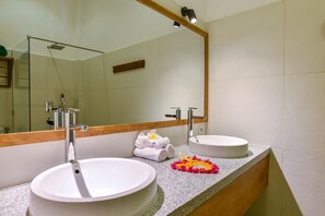 Luxury Apartment, 3 Bedrooms, Beach View | Bathroom | Separate bathtub and shower, hair dryer, towels, soap - Spice House inn Down Stair (Buleleng)