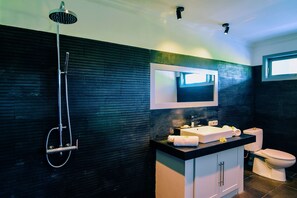 Panoramic-Villa, 2 Schlafzimmer, eigener Pool, Meerblick | Badezimmer | Badewanne und Dusche (separat), Designer-Toilettenartikel, Haartrockner