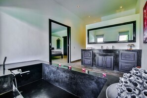 Deep-soaking bathtub - Lovina Residence (Sukasada)