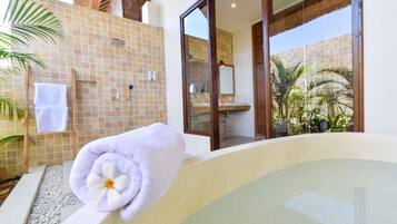 Vila Mewah, 4 kamar tidur, kolam renang pribadi, pemandangan laut | Kamar mandi | Perlengkapan mandi desainer, pengering rambut, kloset, dan handuk