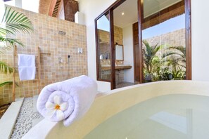 Luxury Villa, 4 Bedrooms, Private Pool, Sea View | Bathroom | Designer toiletries, hair dryer, bidet, towels - Villa Lakshmi (Banjar)