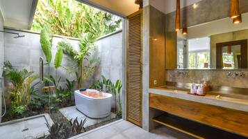 Luxury Villa, 3 Bedrooms, Private Pool, Beach View | Bilik Mandi | Kelengkapan dandanan diri berjenama, pengering rambut, tuala disediakan