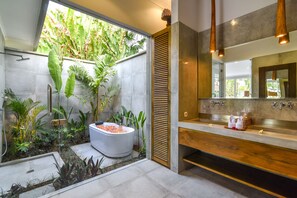 Vila superluxo, 3 quartos, piscina particular, vista para a praia | Banheiro | Produtos de toalete de grife, secador de cabelo, toalhas de banho 