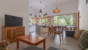 Villa – deluxe, 3 soverom, privat basseng | Oppholdsområde | Smart-TV og DVD-spiller