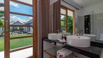 Vila Mewah, 6 kamar tidur, kolam renang pribadi, pemandangan pantai | Kamar mandi | Shower, pengering rambut, handuk, dan sabun
