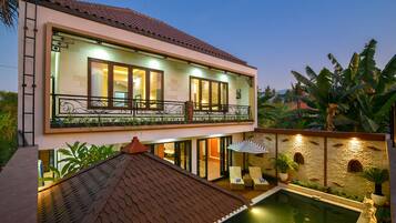Depan hartanah - siang/malam
