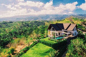 Front of property - Villa Sentosa (Sukasada)