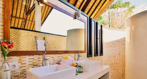 Vila Mewah, 3 kamar tidur, kolam renang pribadi, pemandangan laut | Wastafel kamar mandi