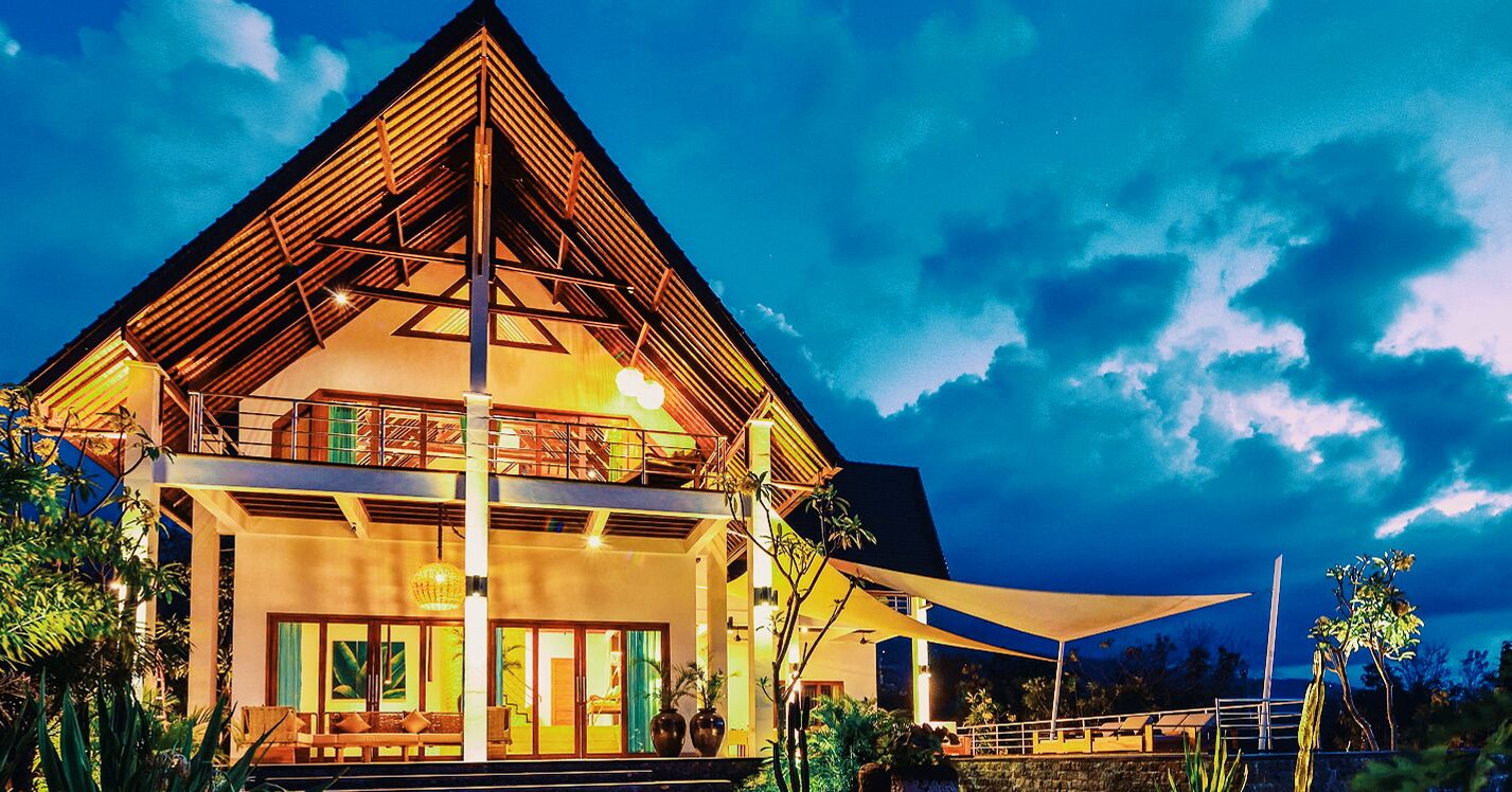 Bagian depan properti - sore/malam