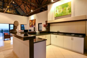 Full-sized fridge, stovetop, coffee/tea maker, electric kettle - Villa Branie (Banjar)