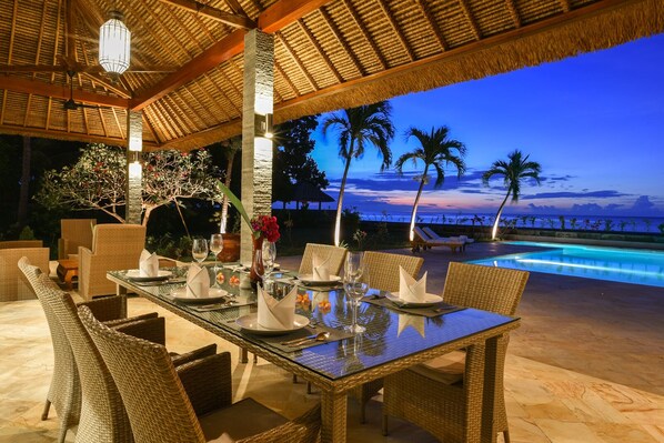 In-room dining - Villa Duyung (Seririt)