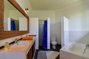 Villa familiale, 4 chambres, piscine privée, vue sur la plage | Salle de bain | Articles de toilette griffés, séchoir à cheveux, serviettes fournies